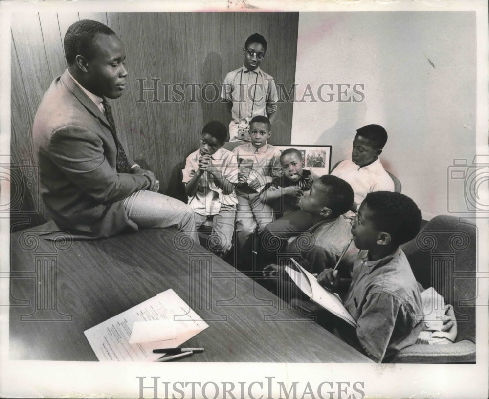 1968 Press Photo Elijah Pitts, Green Bay Packer halfback, speaking to children - Historic Images