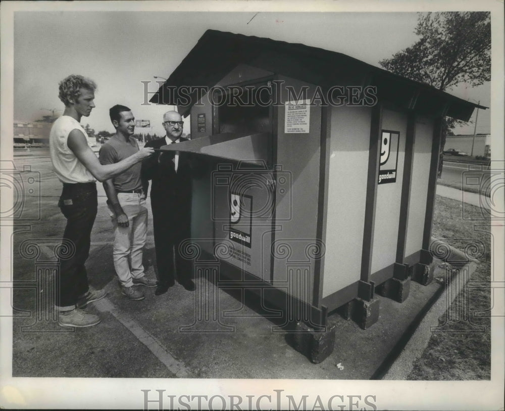 1970 Press Photo Charles L. Priest, Goodwill Industries showing new deposit box-Historic Images