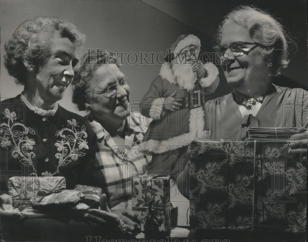 1953 Press Photo Golden Age club, presents for Milwaukee county mental hospital- Historic Images