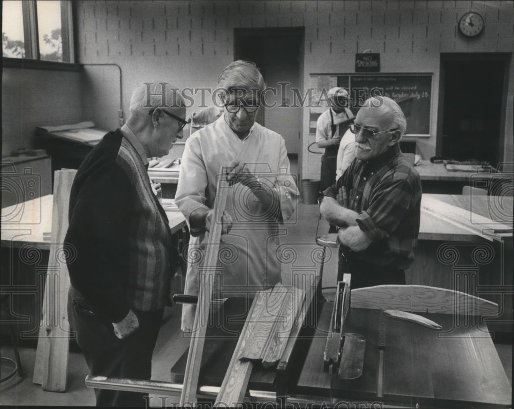 1974 Press Photo Golden Agers, woodworking shop. Washington Park Senior Center - Historic Images