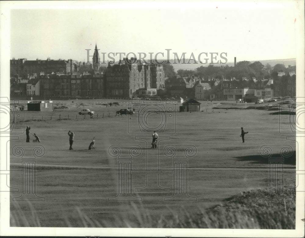 1989 Press Photo Playing the St. Andrews golf course in England may be a dream.- Historic Images