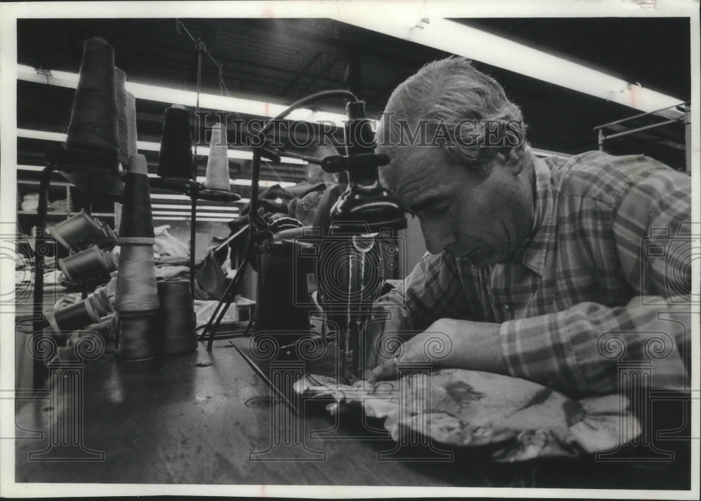 1976 Press Photo Santo Scardina at Milwaukee Goodwill, fixing used clothing - Historic Images