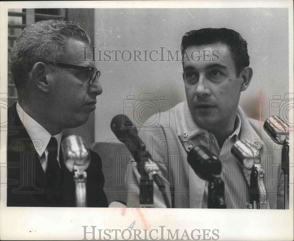 1961 Press Photo Arthur Goldberg meets with William Ulesich of Milwaukee - Historic Images