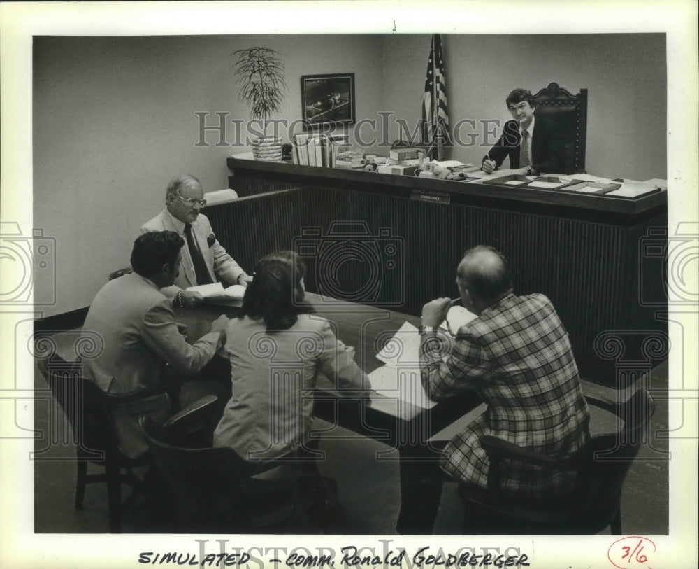 1982 Press Photo Family Court Commissioner Ronald Goldberger meets with lawyers - Historic Images