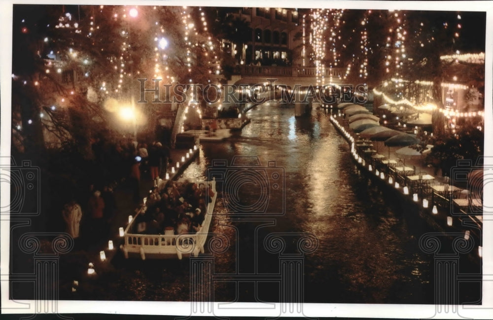 1992 Press Photo The San Antonio River Walk sparkles with Christmas lights. - Historic Images