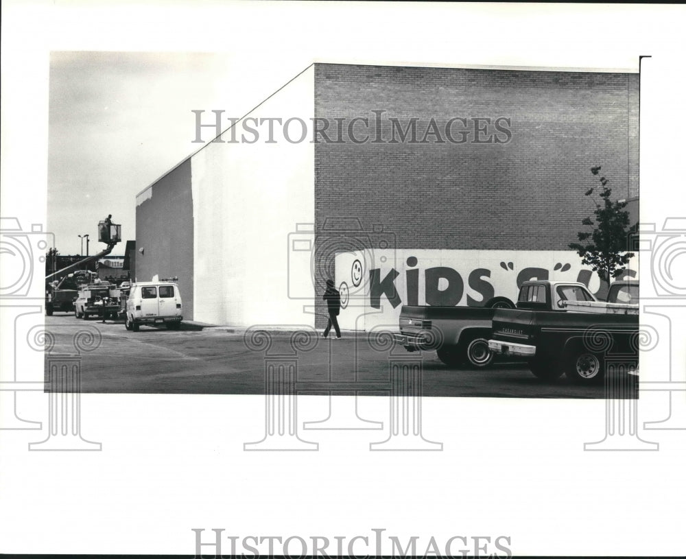1987 Building given a new look by Highland Superstores-Historic Images