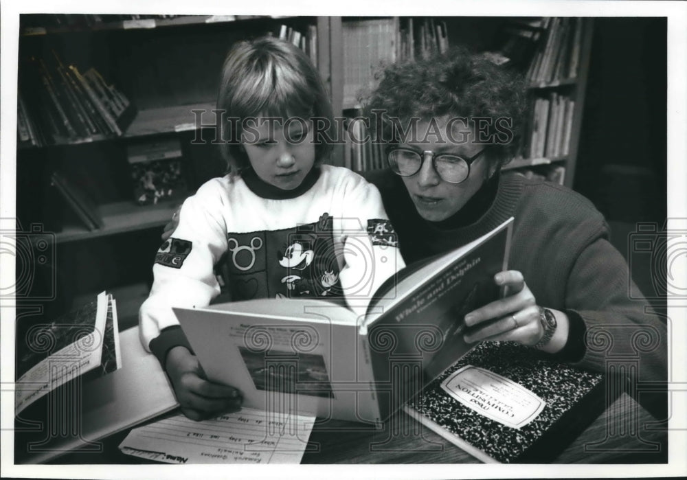 1993 Press Photo Madeline Cope, 7, and Ellie Gran at Highland Community School - Historic Images