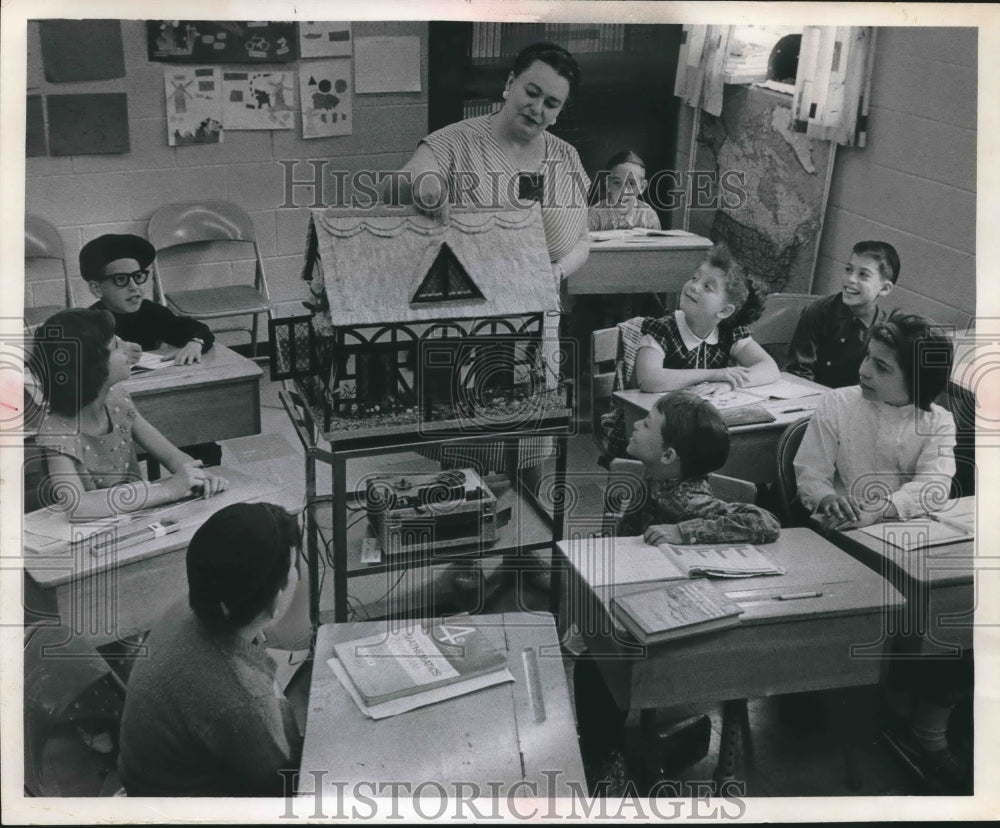 1964 Press Photo Mrs. Kathleen Gilkes teaches at Hillel Hebrew School-Historic Images