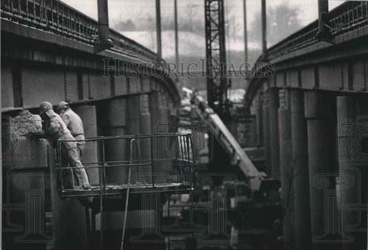 1993 Press Photo Construction Workers Remove Concrete From Highway 45 Wisconsin - Historic Images