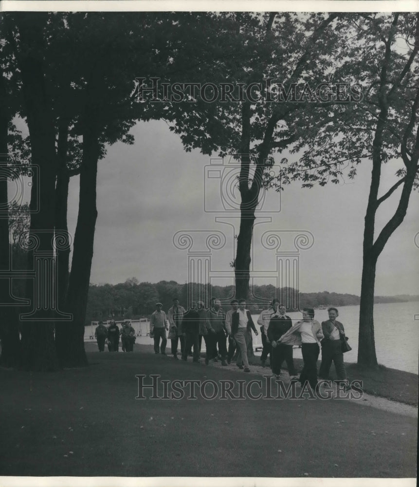 1952 Press Photo Municipal Hiking club walked from Milwaukee along Lake Geneva-Historic Images