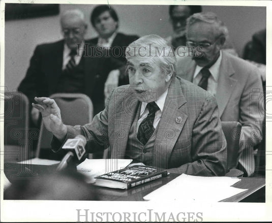 1981 Milwaukee County Executive William O'Donnell at Council Meeting - Historic Images