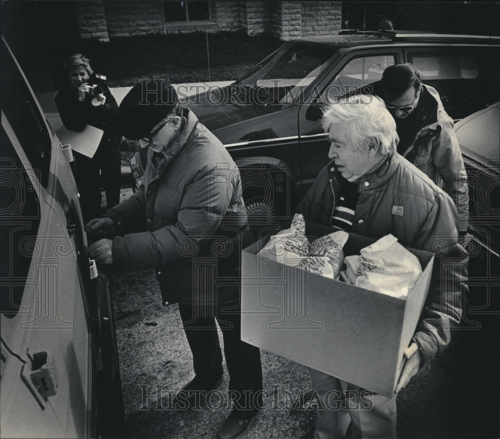 1984 Milwaukee County Executive William O&#39;Donnell donating food - Historic Images