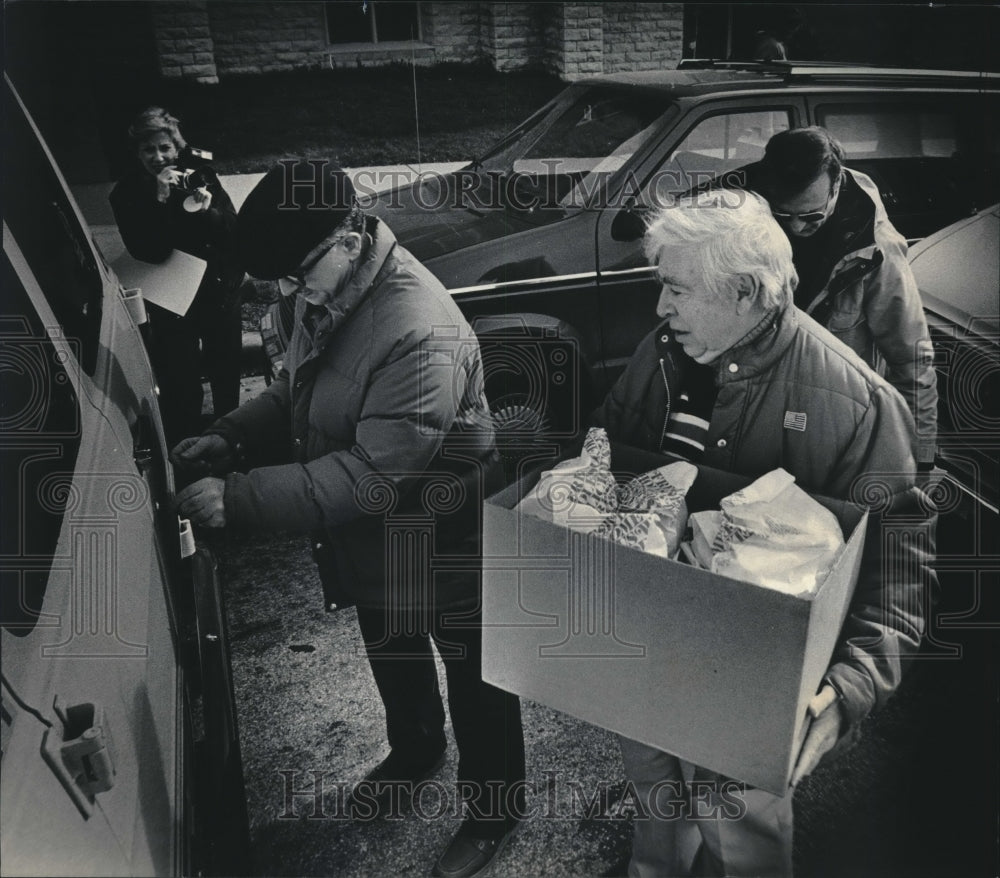 1984 Milwaukee County Executive William O'Donnell donating food - Historic Images