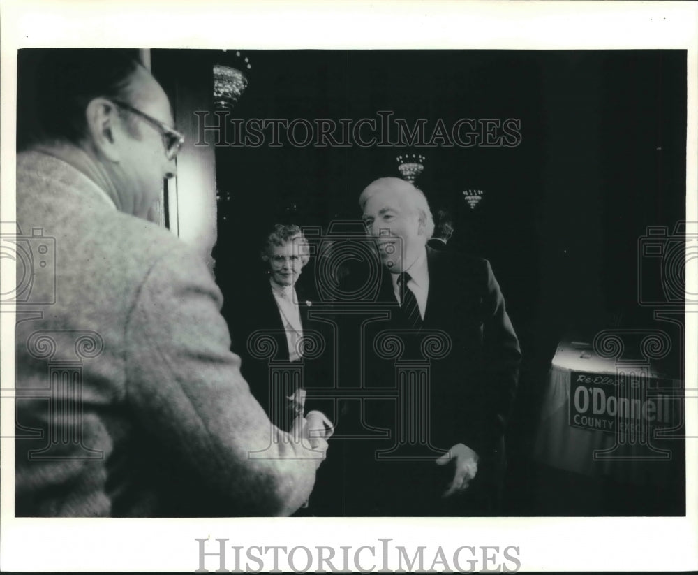 1988 Press Photo William O&#39;Donnell Greeting Fund-Raiser Supporter - mjb66374 - Historic Images