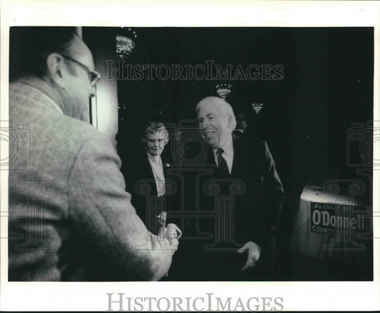 1988 Press Photo William O'Donnell Greeting Fund-Raiser Supporter - mjb66374 - Historic Images