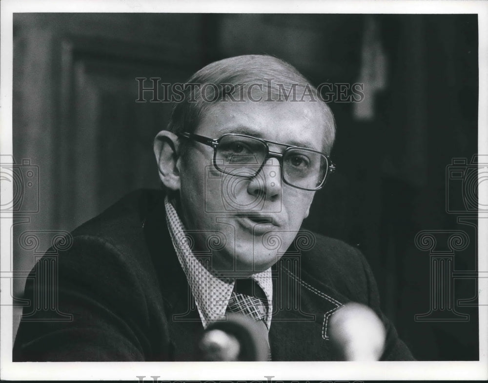 1974 Press Photo Richard C. Nowakowski County Board Chairman at Press Conference - Historic Images