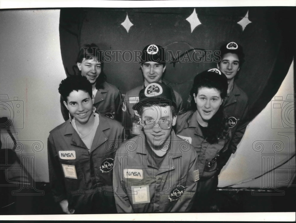 1992 Press Photo Oconomowoc High School Astronauts in Space Simulation Project - Historic Images