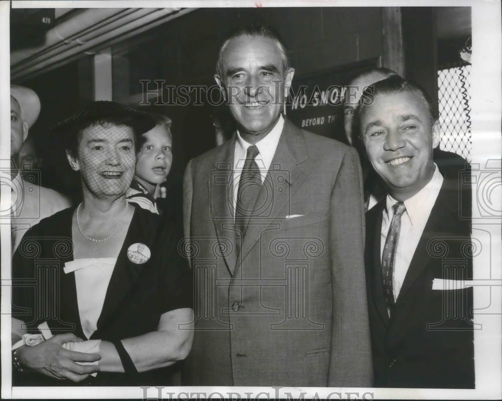 1956 Press Photo India Edwards, James O&#39;Keefe greet Averell Harriman to Chicago. - Historic Images