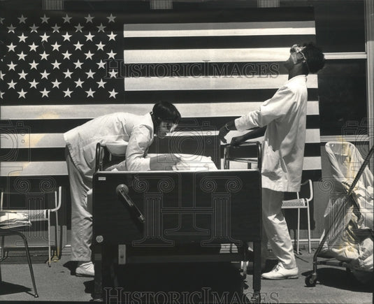 1992 Barcelona Wisconsin Nurses Olympic competition making bed - Historic Images