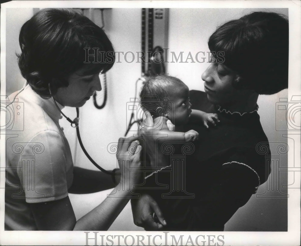 1974 Press Photo Milwuakee Nurse uses a stethoscope to listen to babies lungs - Historic Images