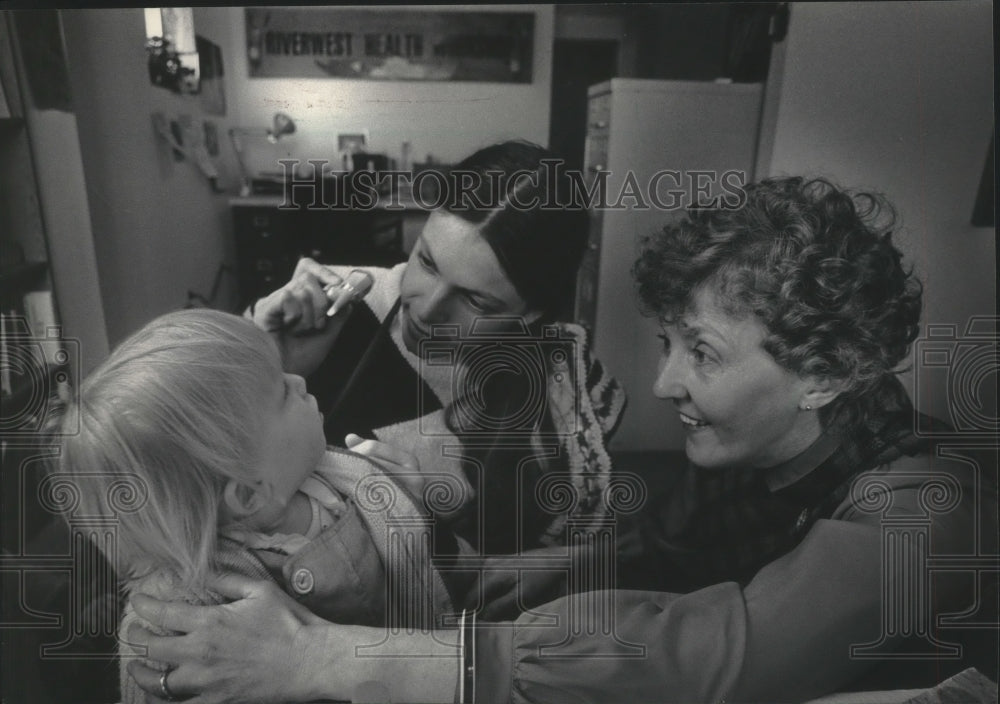 1985 Nurses Nancy Headman instructs Peggy Brill on ear infections - Historic Images