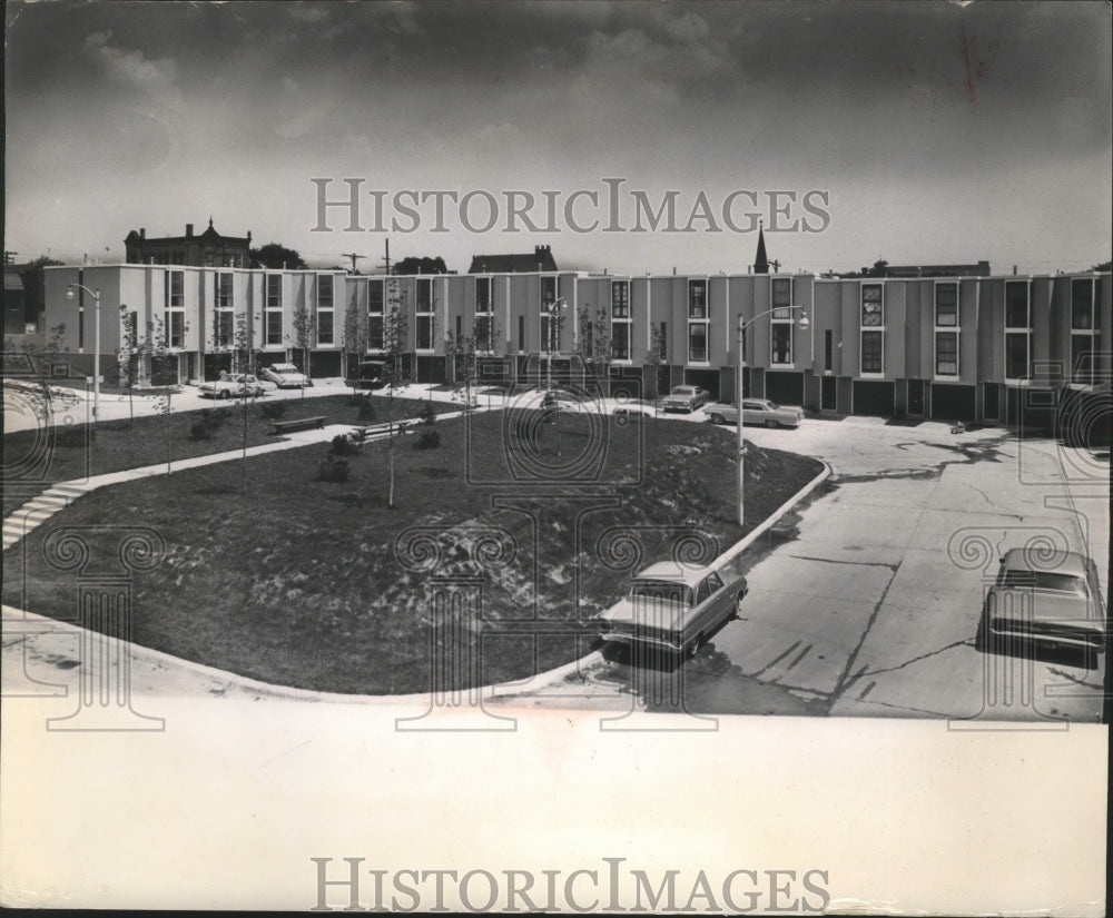 1984 Press Photo Hillside housing project with pine fencing and sod for houses. - Historic Images