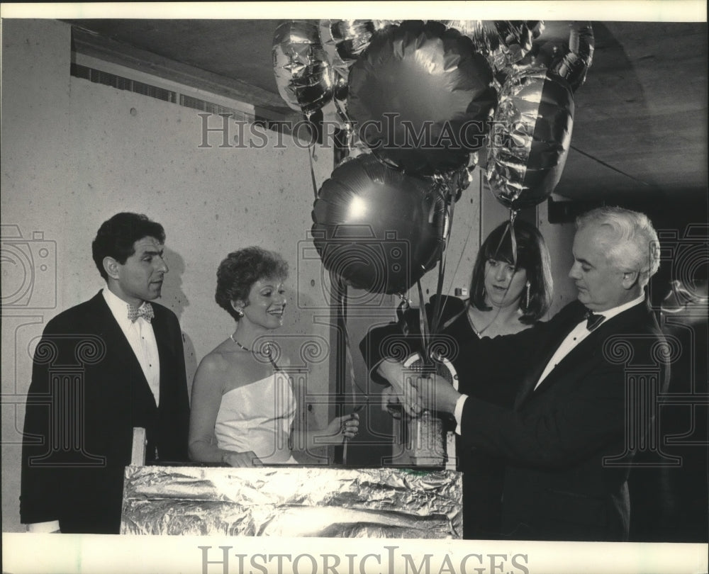 1984 Press Photo Mary Gail, Arthur Py, others checking balloons, Milwaukee. - Historic Images