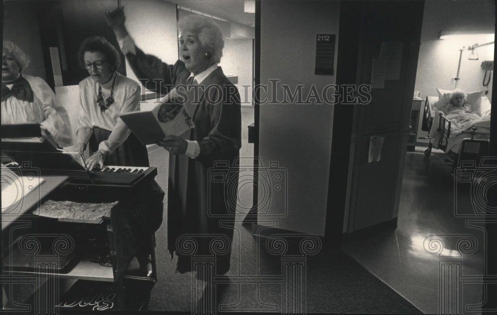 1992 Oconomowoc Women's Club visits sites to sing Christmas carols - Historic Images