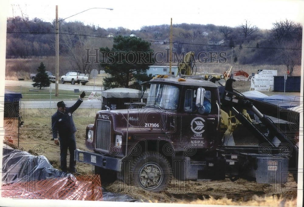 1993 Press Photo Hartford Wisconsin back hoe digging up contaminated soil - Historic Images