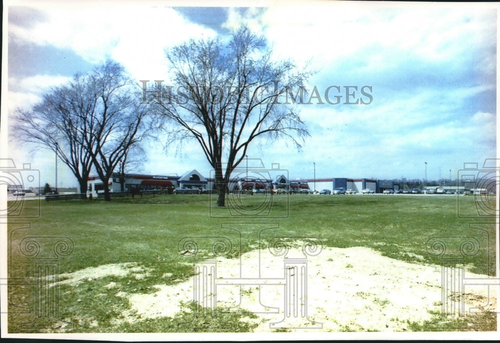 1993 Hartland Wisconsin, barrels found near Cardinal Lane - Historic Images