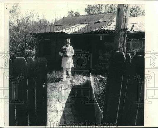 1985 Press Photo Nurse Pee leaving patients home to travel to another patient. - Historic Images