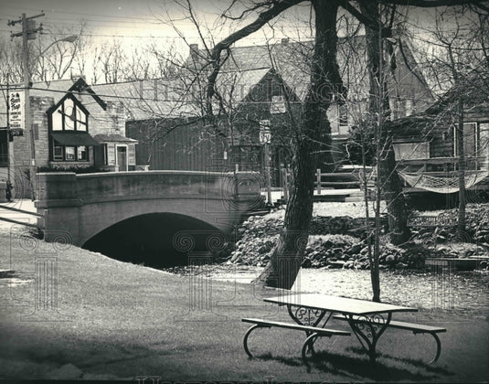 1988  Oconomowoc River passes through North Lake  Wis. - Historic Images