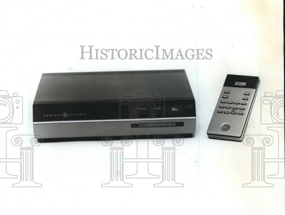 1986 Press Photo General Electric&#39;s Homeminder connects to back of TV - Historic Images