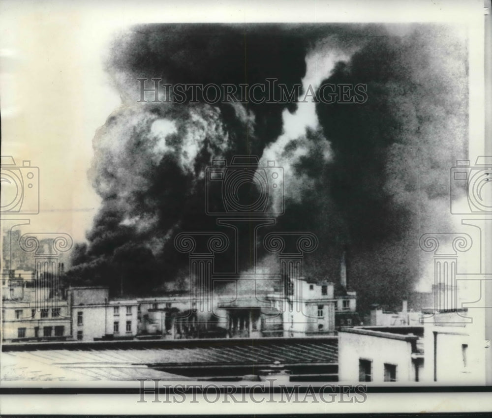 1967 Smoke and flames rise over I&#39;Innovation dept. store in Brussels - Historic Images