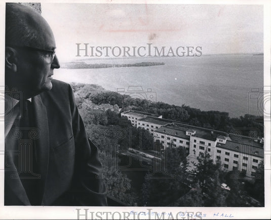 1970 Press Photo President Fred Harrington surveys University grounds. Wisconsin - Historic Images