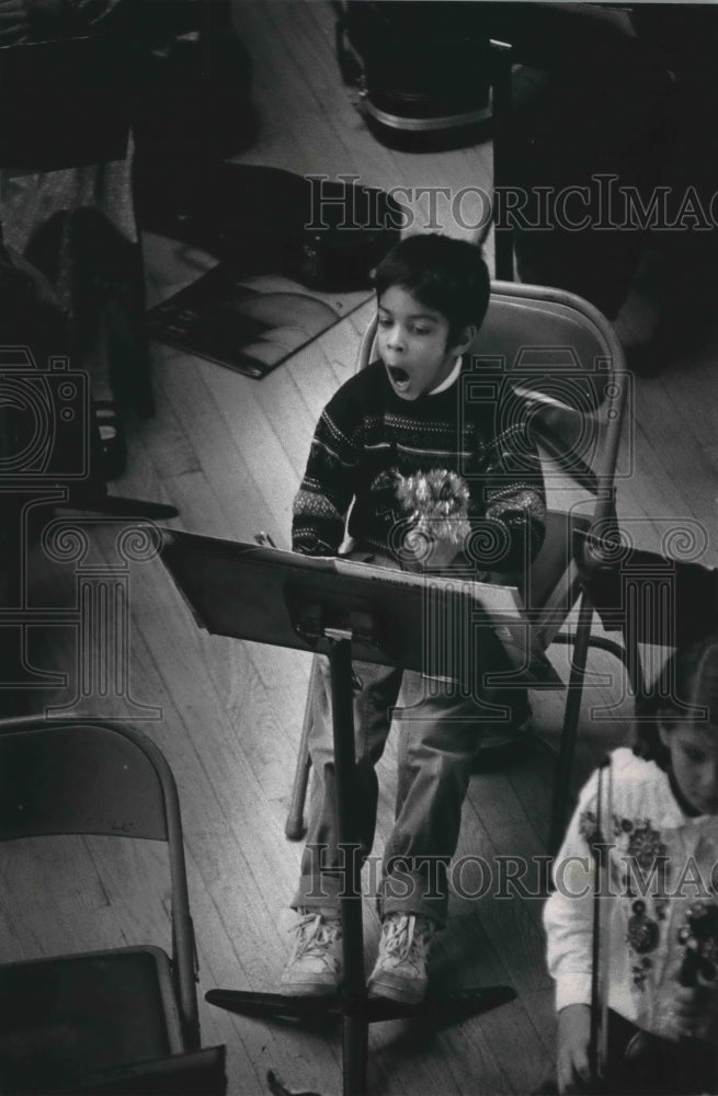 1991 Press Photo Manav Bhatnagar performs Christmas songs at Northridge Mall - Historic Images