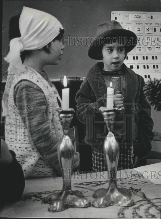 1977 Press Photo Jehudit Leisch and Mordecai Goldberg, Hillel Academy, Milwaukee-Historic Images