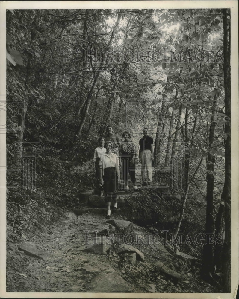 1955 Press Photo Hiking enthusiasts shown on trail in Cumberland Park, Kentucky. - Historic Images
