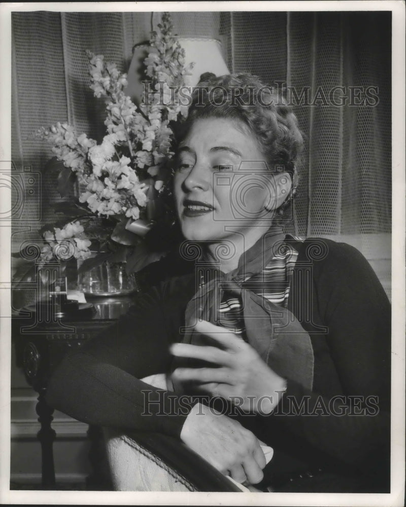 1955 Press Photo Hildegarde Sell entertainer visits Milwaukee, United States. - Historic Images