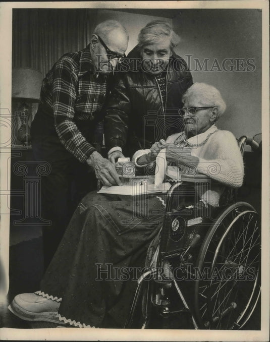 1977 Press Photo William O'Donnell delivers meal, William & Elizabeth Lamberger - Historic Images