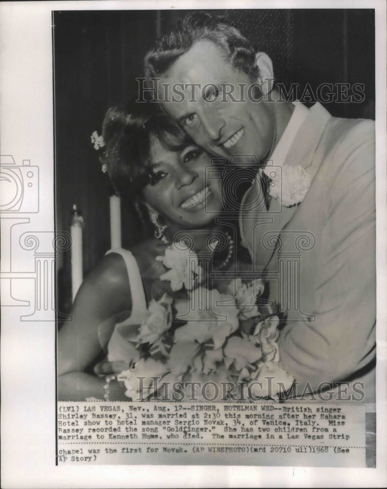 1968 Press Photo Shirley Bassey and Sergio Novak married, Las Vegas, Nevada. - Historic Images