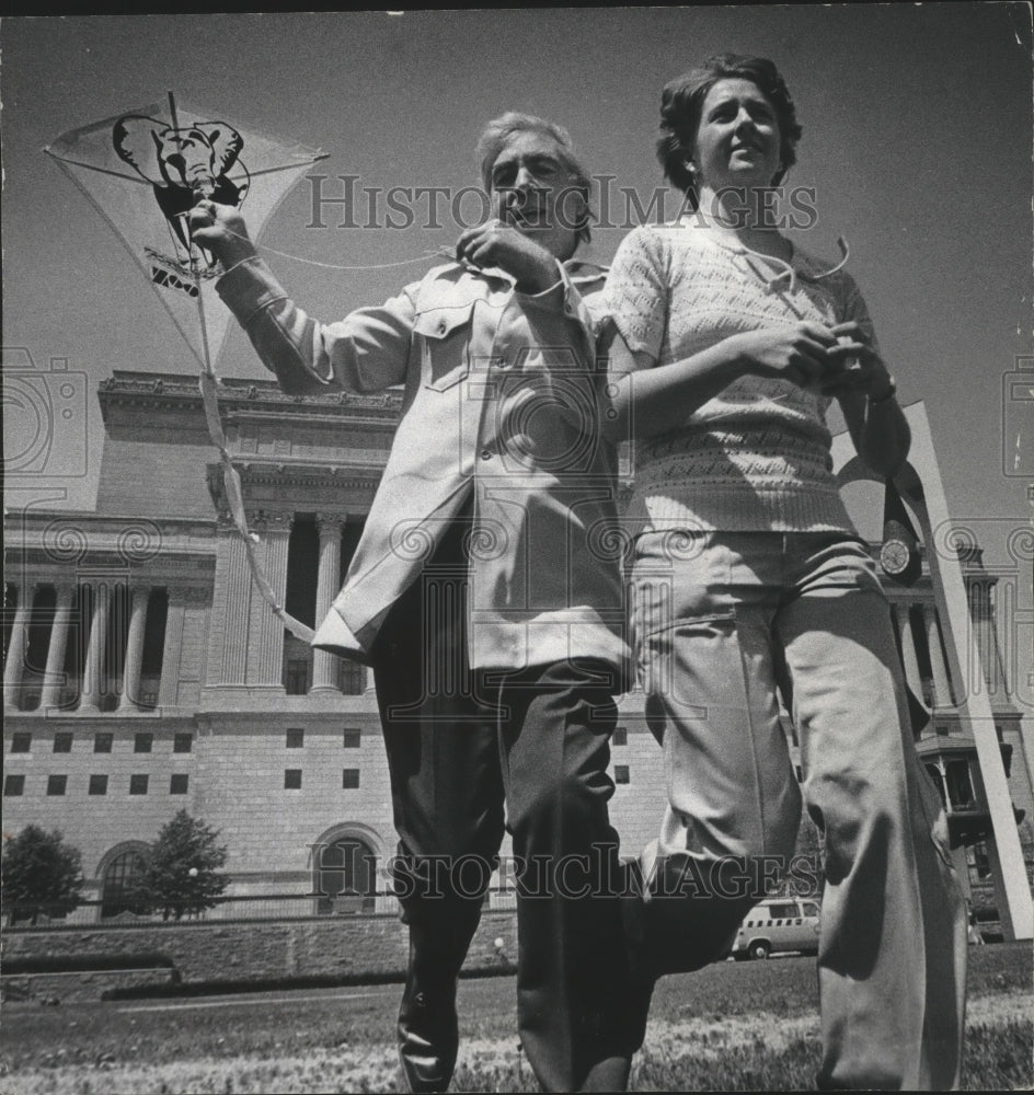 1978 Milwaukee County Executive O&#39;Donnell flying kite-Historic Images