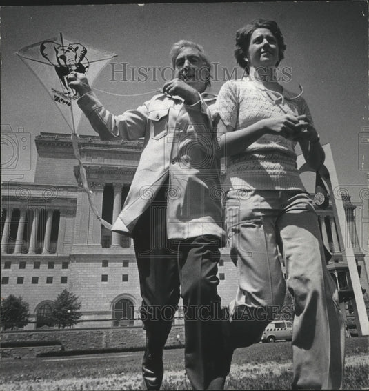 1978 Milwaukee County Executive O'Donnell flying kite-Historic Images