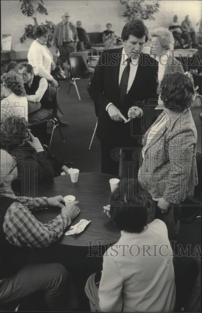 1984 Press Photo Senator Gary Hart Visits Wilson Park Senior Center On Campaign - Historic Images