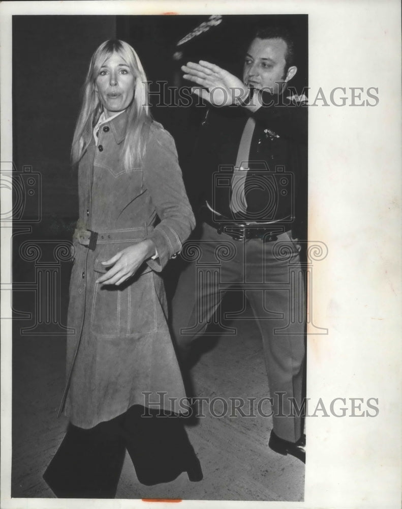 1972 Press Photo Mrs. Darcy Davies, Milwaukee Magazine leaving Nowaskoski Trial - Historic Images