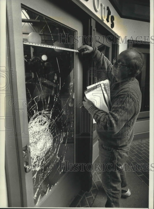 1991 Mike Elliot Of R-E Construction Co., In An Oconomowoc Mall - Historic Images