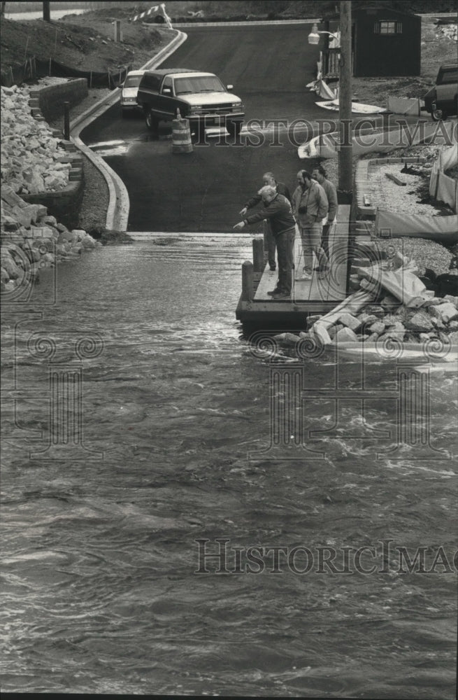 1991 Press Photo Construction Supervisors Spot Fish In Oconomowoc Lake - Historic Images