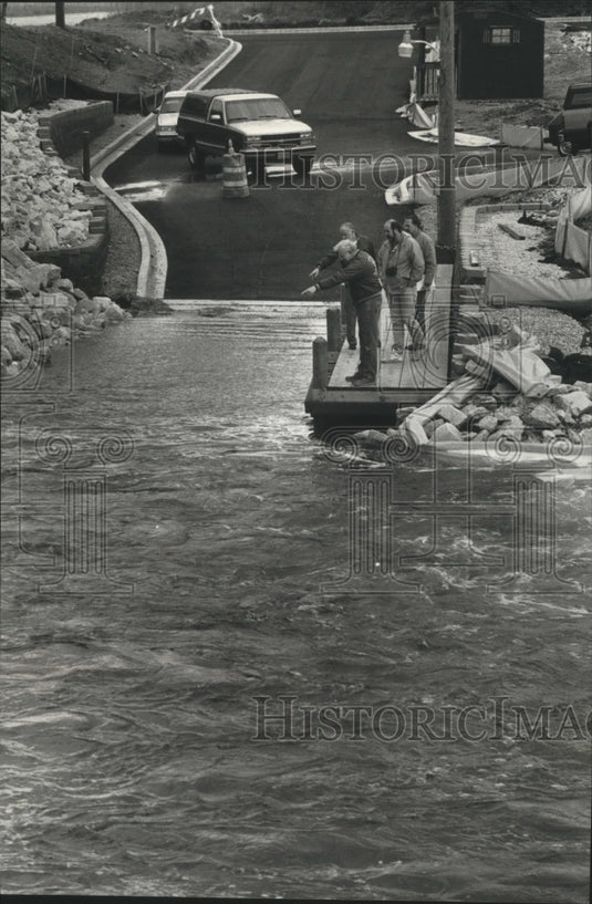 1991 Press Photo Construction Supervisors Spot Fish In Oconomowoc Lake - Historic Images
