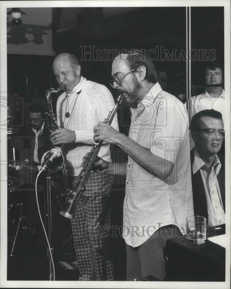 1975 Press Photo Bill Odden with Chuck Hodges playing musical instruments - Historic Images