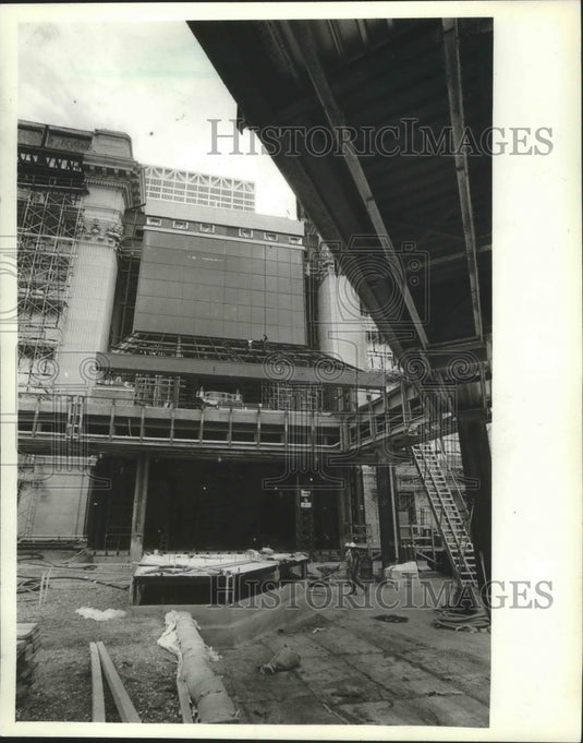 1981 Press Photo Work on Northwestern Mutual Life Insurance Company atrium - Historic Images